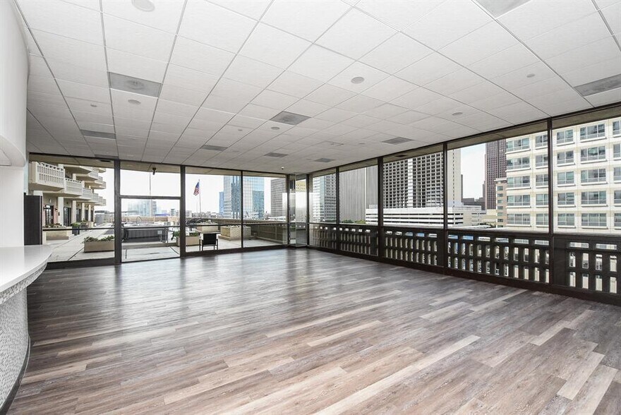 More Photos Of 2016 Main St, Houston Apartments For Sale