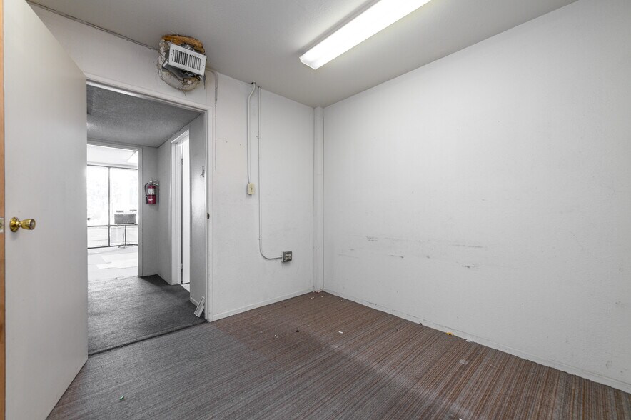 More Photos Of 711 W 17th St, Costa Mesa Light Manufacturing For Sale