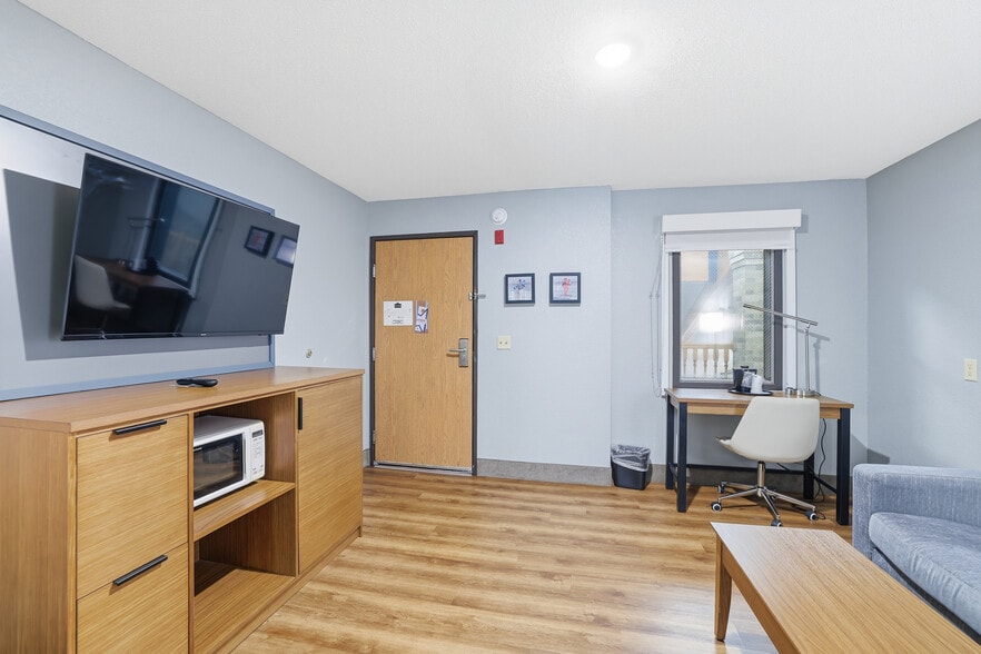 More Photos Of 4675 White Bear Pky, White Bear Lake Hotel For Sale