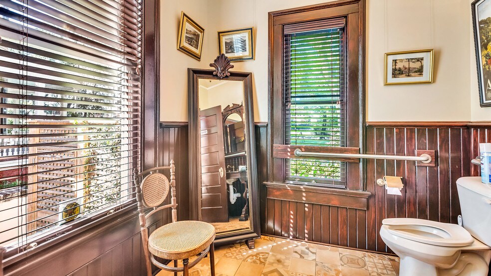 More Photos Of 119 E 37th St, Savannah Restaurant For Sale