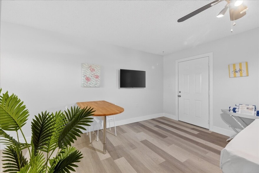 More Photos Of 520 73rd Ave, Saint Petersburg Hotel For Sale