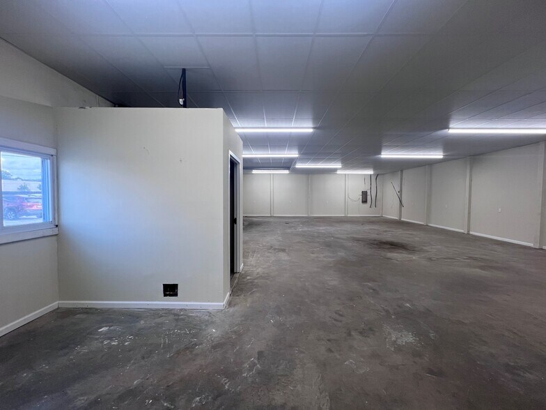 More Photos Of 590 Copper Dr, Newport Industrial For Lease