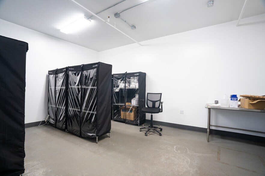 More Photos Of 19533 McLane St, Palm Springs Distribution For Sale