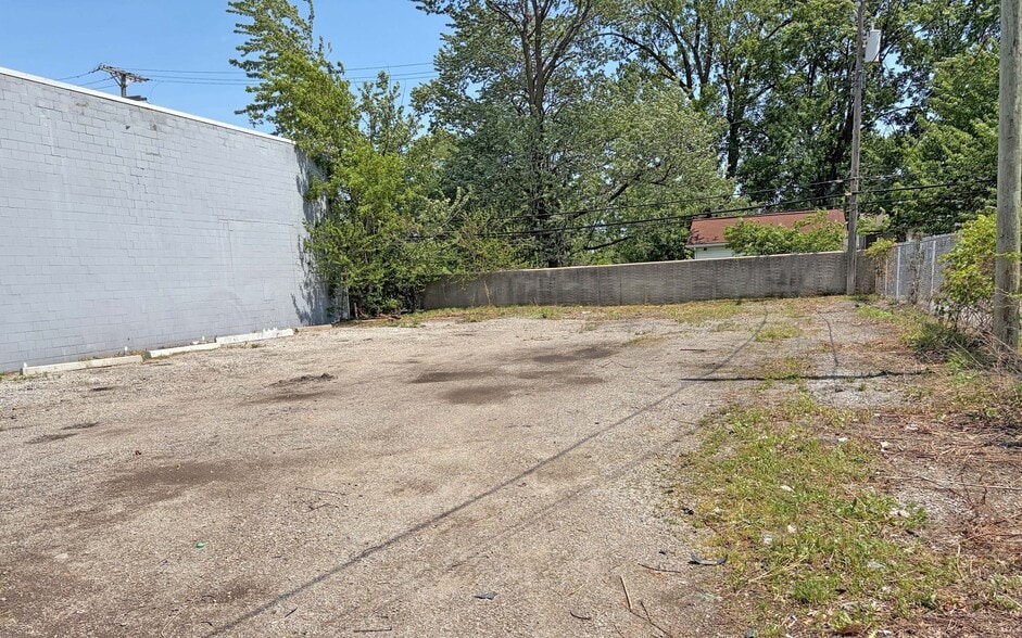 More Photos Of 23836 Hoover Rd, Warren Manufacturing For Sale