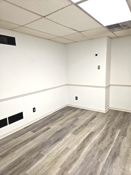 More Photos Of 5 S Carlisle St, Greencastle General Retail For Lease