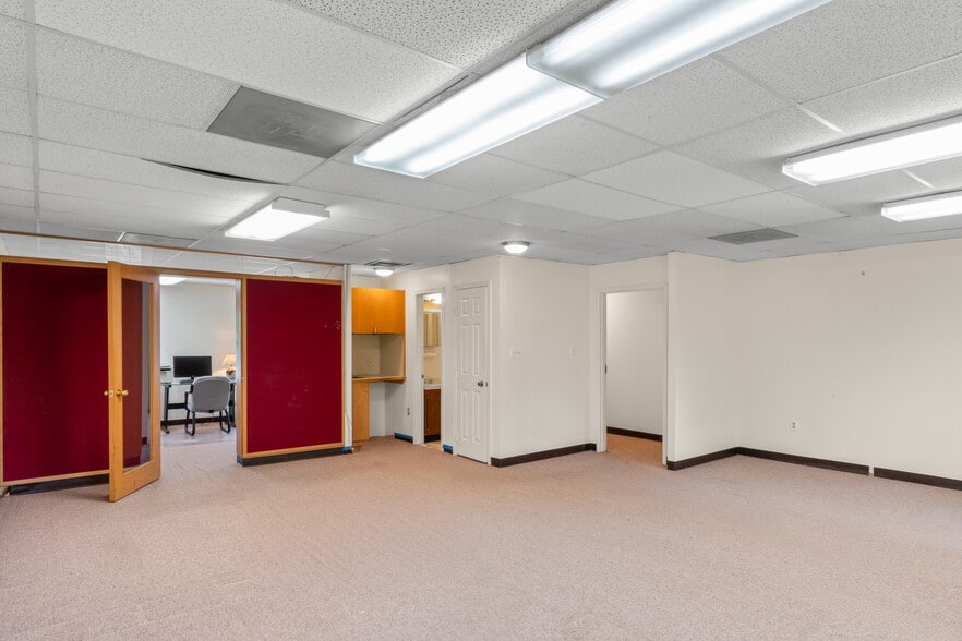 More Photos Of 7003 Kilworth Ln, Springfield Office For Sale