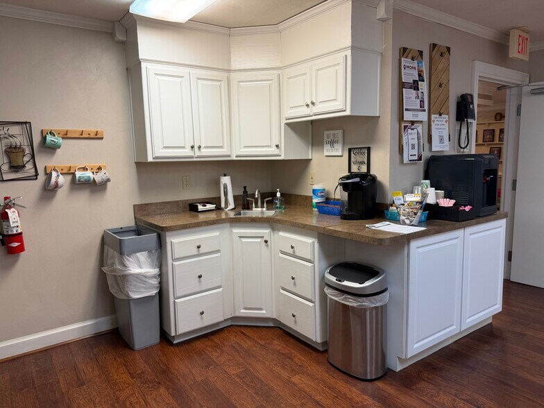 More Photos Of 628 Cedar Rd, Chesapeake Office For Lease