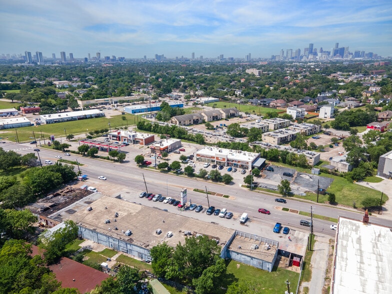 More Photos Of 3922-3936 Old Spanish Trl, Houston Unknown For Lease