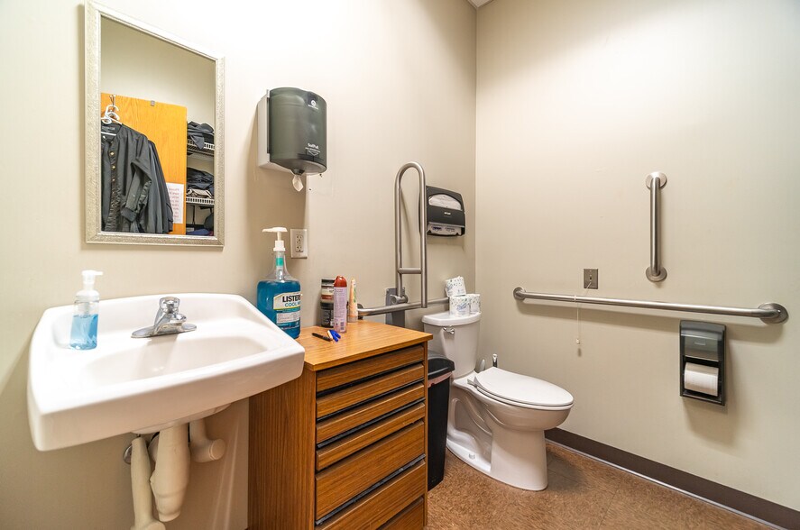 More Photos Of 30 Country Squire Dr, Cromwell Medical For Sale