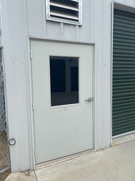 More Photos Of 1706 Dungan Ln, Austin Unknown For Lease