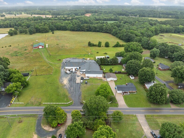 More Photos Of 704 N Central Ave, Locust Warehouse For Lease
