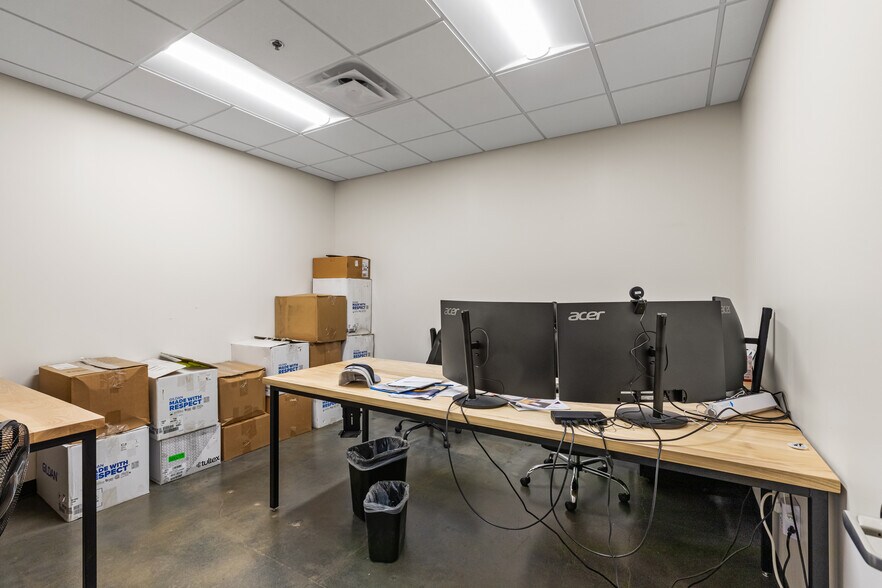 More Photos Of 1217 W 12th St, Kansas City Flex For Lease