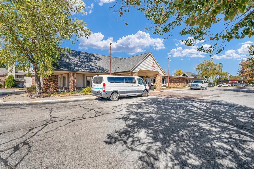 More Photos Of 1907 N Cunningham Ave, Urbana Hotel For Sale