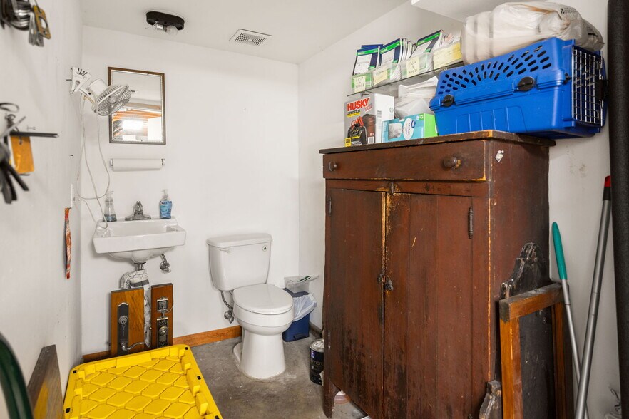 More Photos Of 1901 W Alabama St, Houston Freestanding For Sale