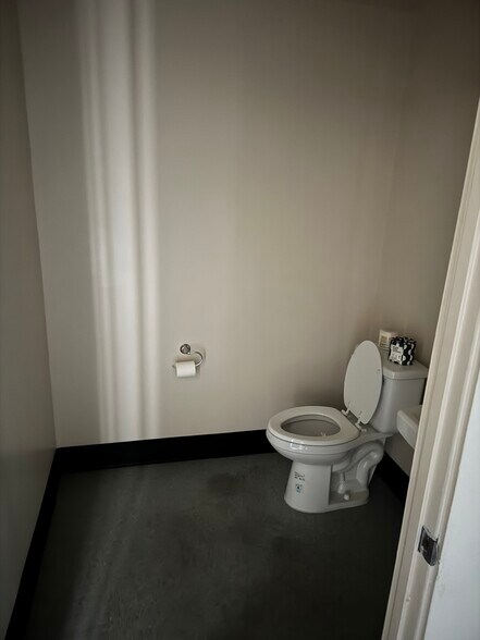 More Photos Of 2821 E White Star Ave, Anaheim Warehouse For Lease