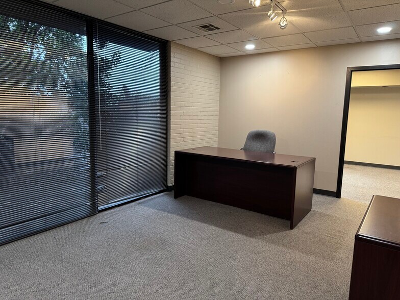 More Photos Of 1703 E Skelly Dr, Tulsa Office For Lease
