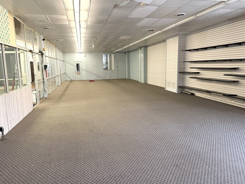 More Photos Of 1921 Broadway, Rockford General Retail For Sale