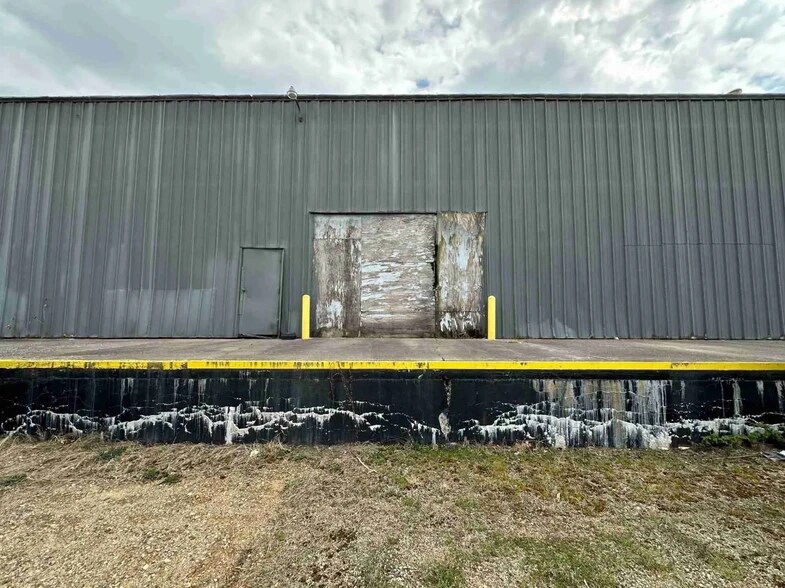 More Photos Of 125 E Broadway St, Three Rivers Warehouse For Lease