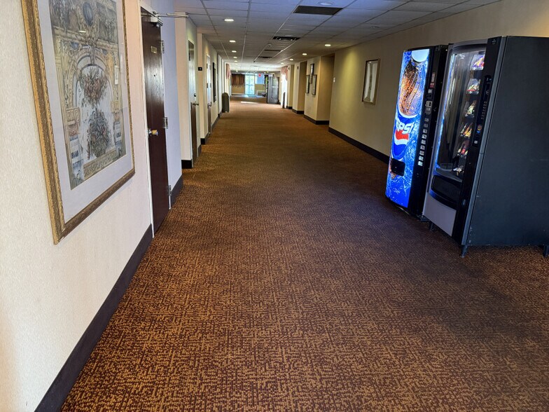 More Photos Of 4055 Belmont Ave, Youngstown Hotel For Sale