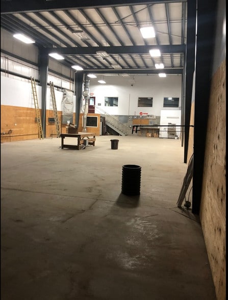 More Photos Of 160 S Turnpike Rd, Wallingford Light Distribution For Lease