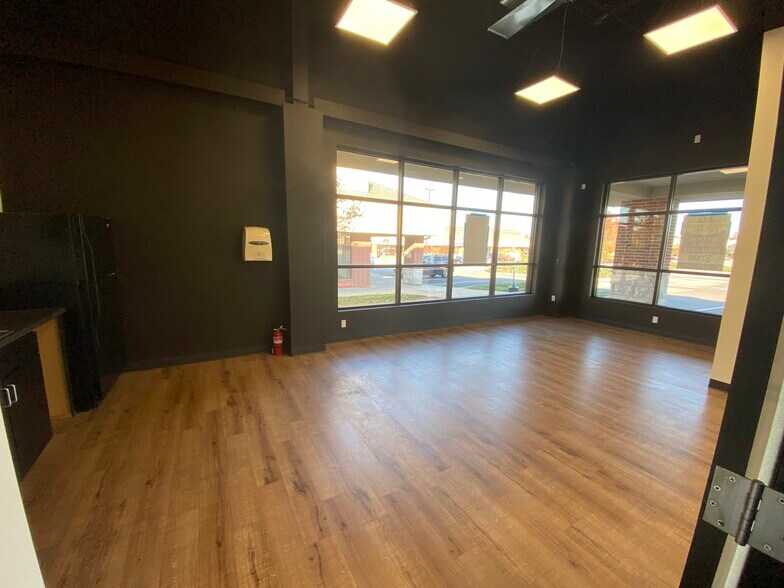 More Photos Of 3302 W Broadway Business Park Ct, Columbia General Retail For Lease