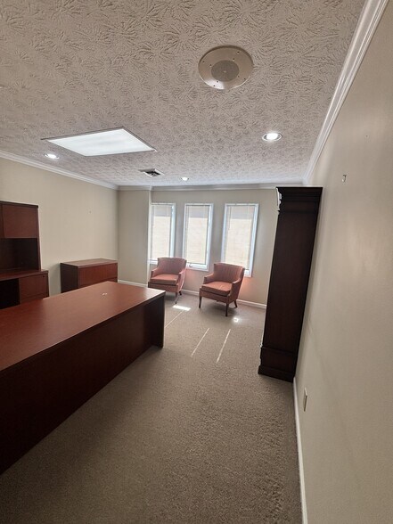 More Photos Of 1011 N Broadway St, Knoxville Office For Lease