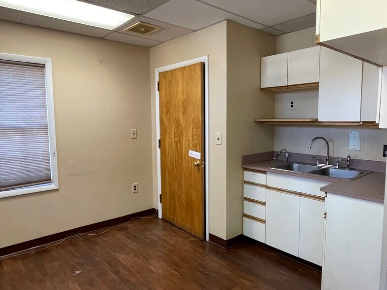 More Photos Of 11335 Pembrooke Sq, Waldorf Medical For Sale