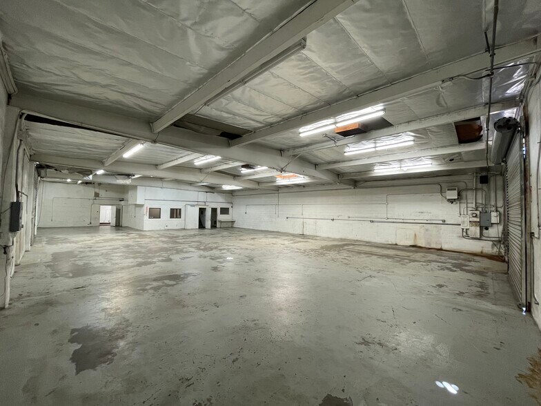 More Photos Of 931-945 W Hoover Ave, Orange Manufacturing For Lease