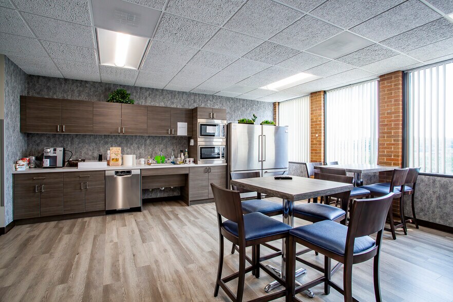 More Photos Of 2340 S River Rd, Des Plaines Office For Lease