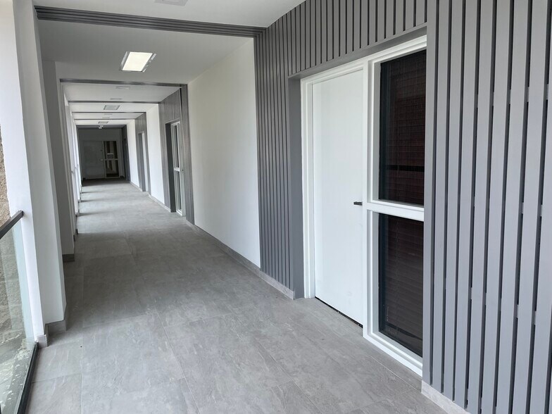 More Photos Of 900 S Main St, Corona Medical For Lease