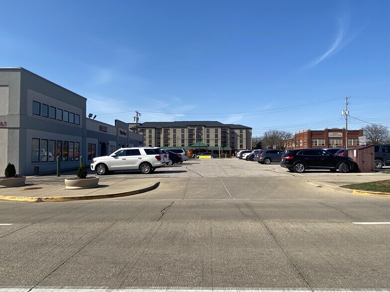 More Photos Of 328 S Walnut St, Bloomington Office For Lease