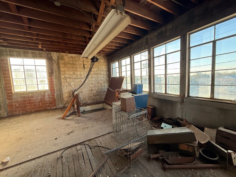 More Photos Of 119 E Main St, Cuero General Retail For Sale