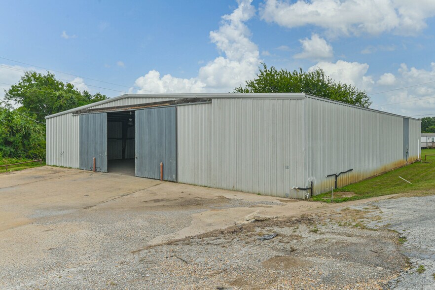 More Photos Of 1608 Highway 290 W, Brenham Showroom For Lease