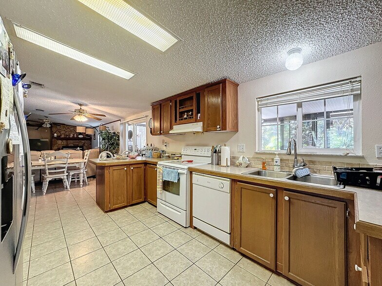 More Photos Of 15525 Shady Hills Rd, Spring Hill Restaurant For Sale