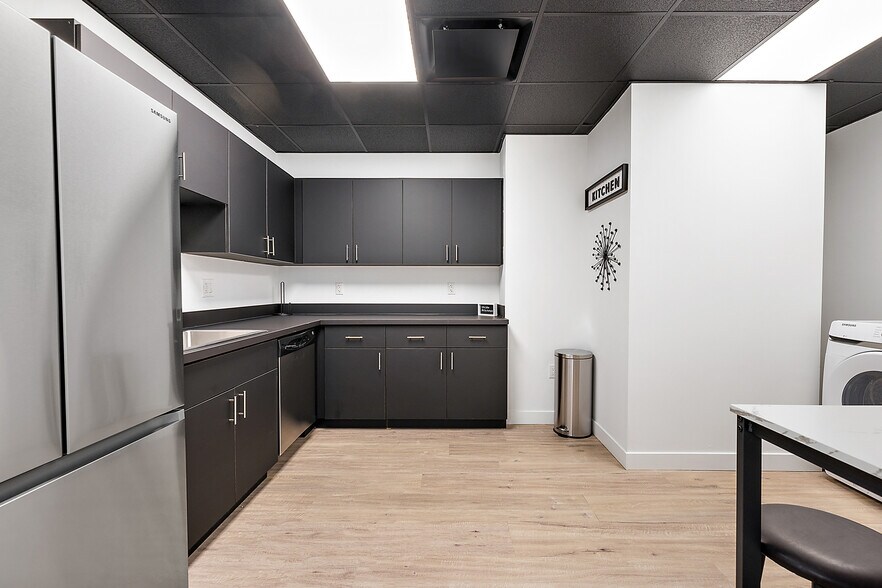 More Photos Of 801-803 W Big Beaver Rd, Troy Office For Lease
