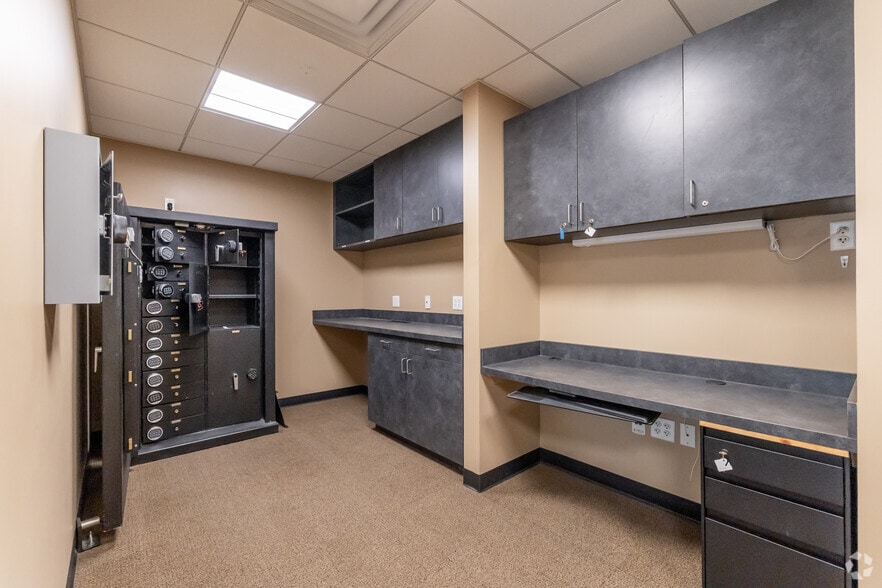 More Photos Of 8115 Highland Pointe Dr, West Chester Bank For Sale