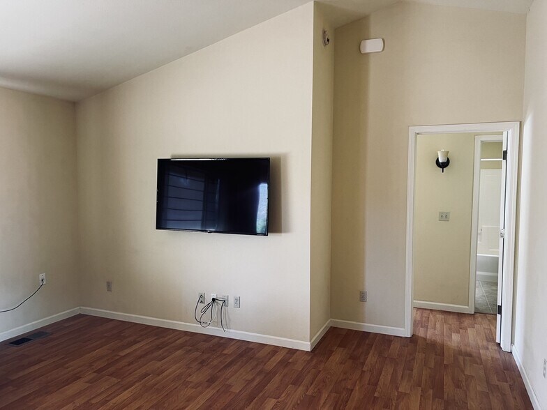 More Photos Of 5109 Smith Rd, Mariposa Office For Sale
