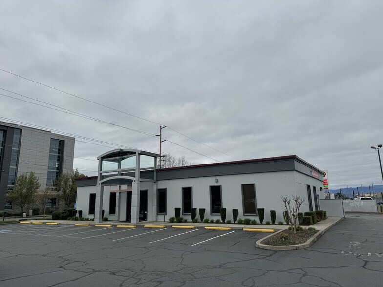 More Photos Of 590 Union Ave, Grants Pass Bank For Sale