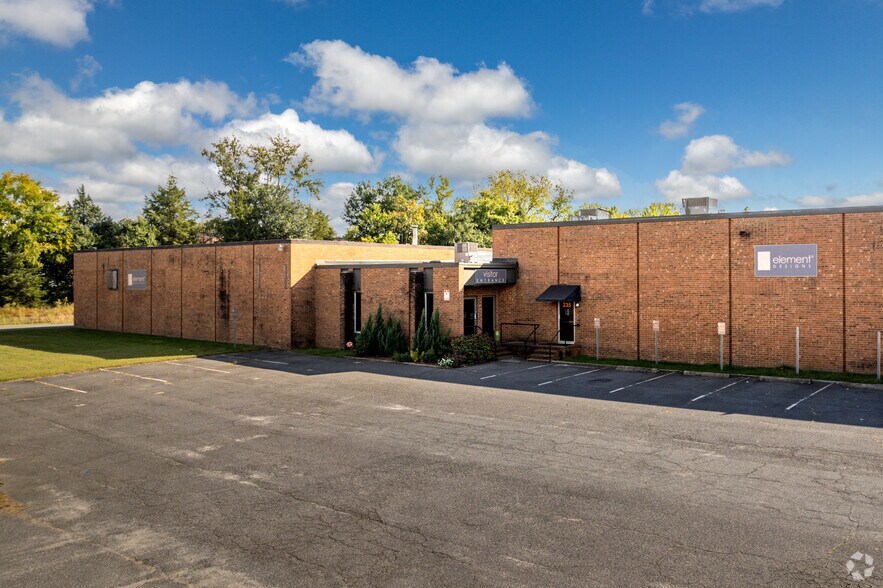 More Photos Of 227-325 Crompton St, Charlotte Warehouse For Lease