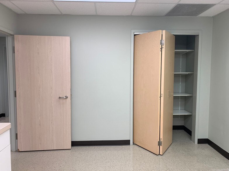 More Photos Of 725 W Fabyan Pky, Batavia Medical For Lease