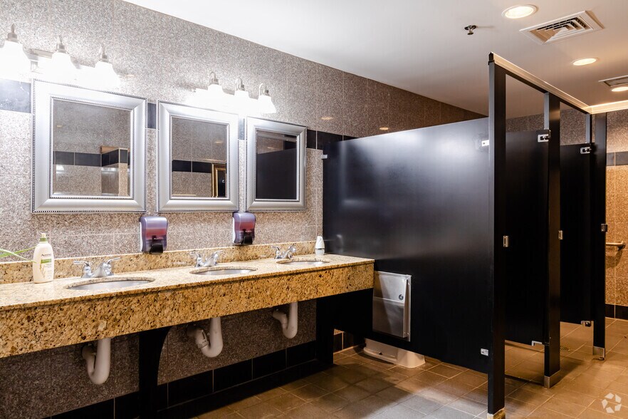 More Photos Of 551 S 8th St, West Dundee Restaurant For Sale