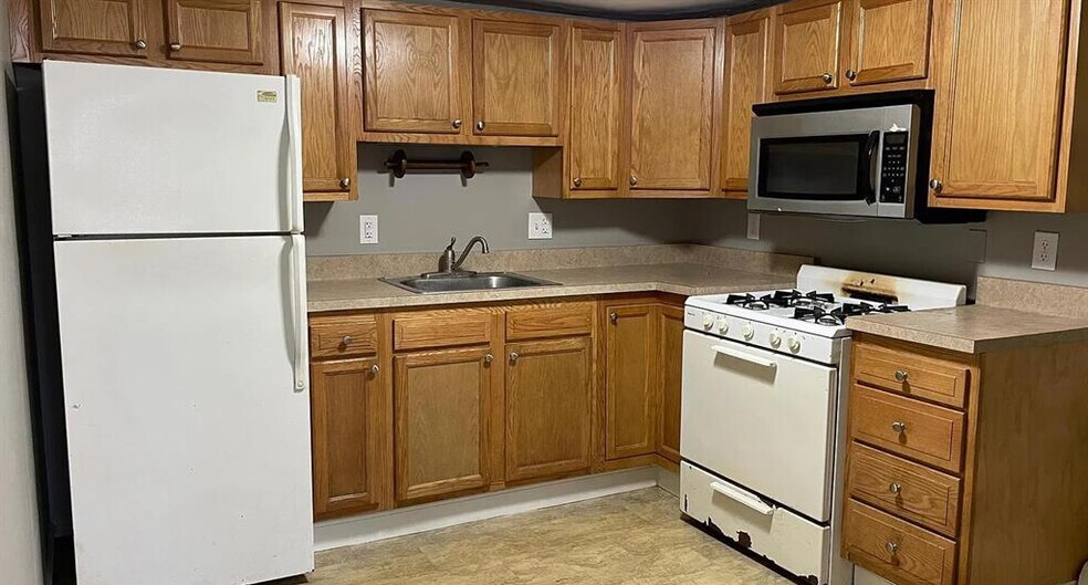 More Photos Of 522 N Main St, Hanna City Apartments For Sale