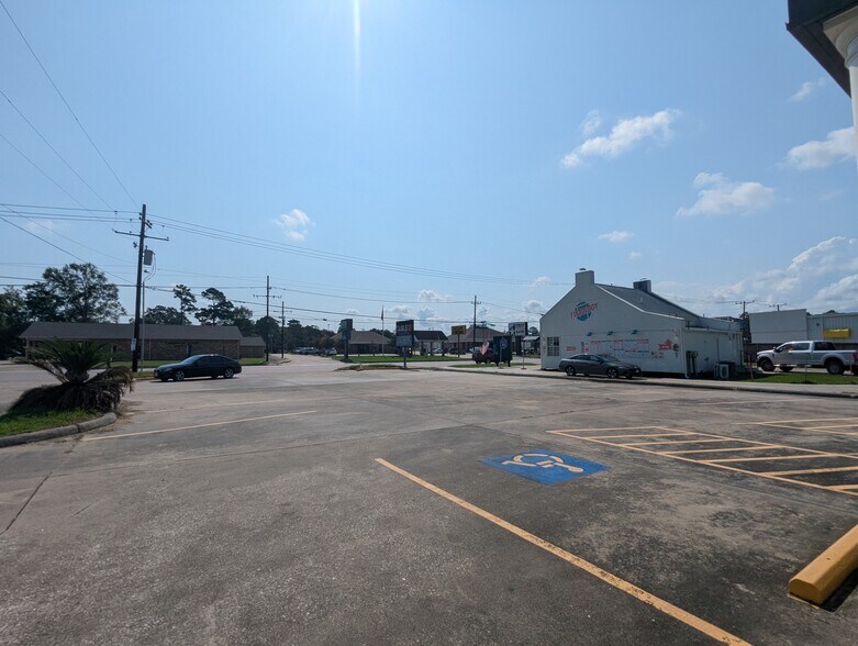 More Photos Of 1465 N Main St, Vidor Freestanding For Sale