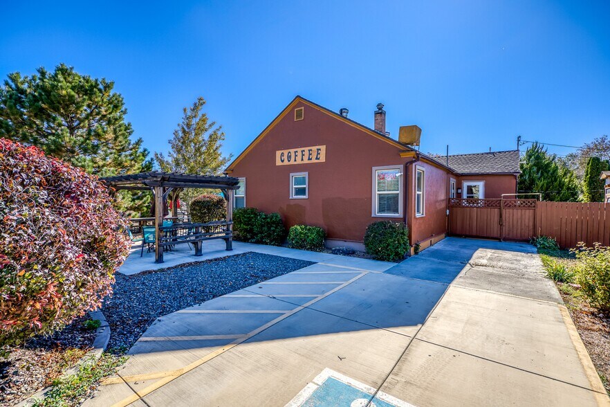 More Photos Of 1047 N 1st St, Montrose Office For Sale