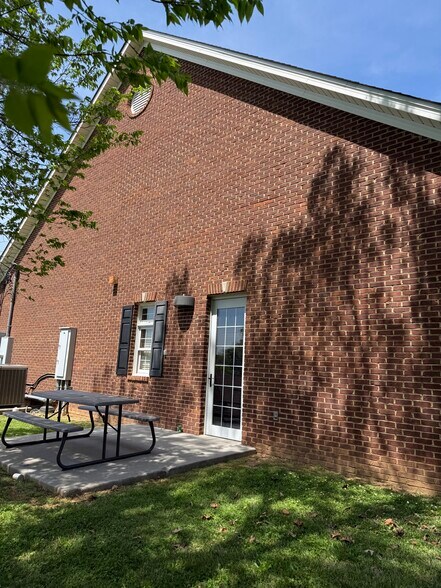 More Photos Of 122 Lynnwood, Knoxville Office For Sale