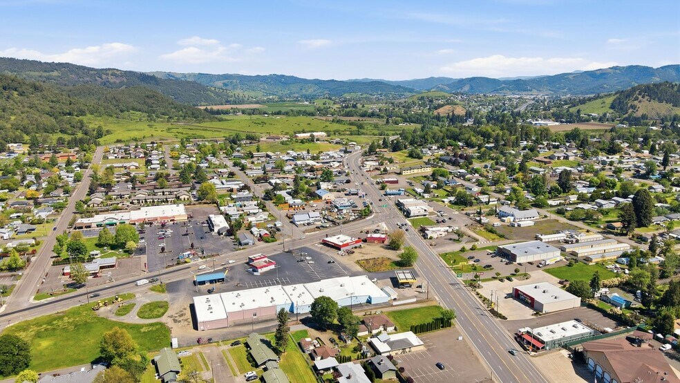 More Photos Of 122 NW Douglas blvd, Winston General Retail For Lease