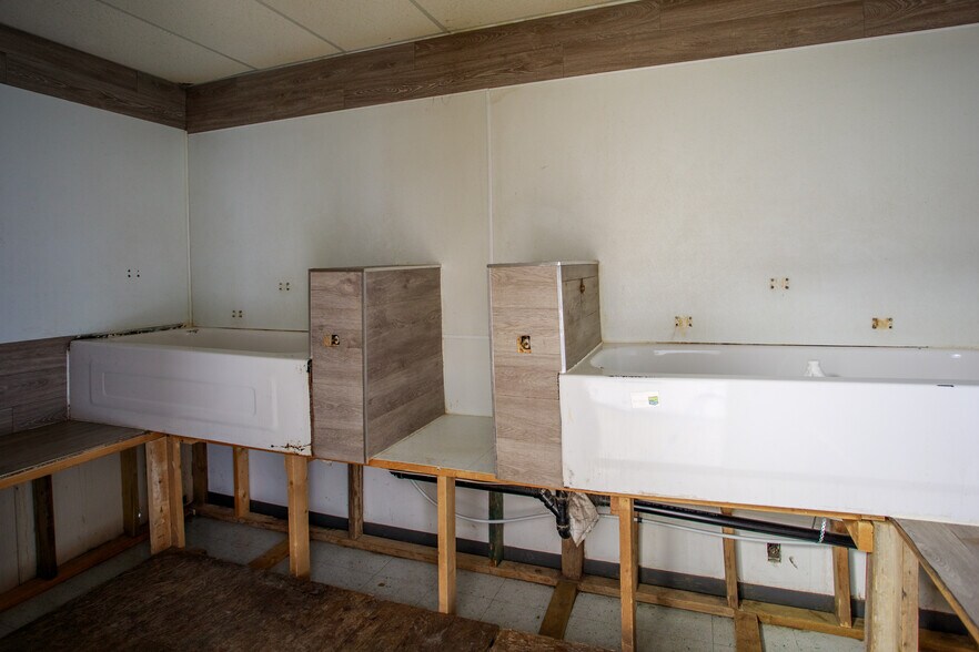 More Photos Of 2808 48 Av, Vernon Storefront Retail Residential For Lease