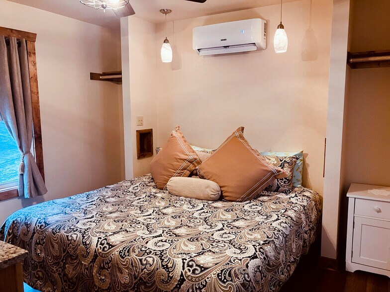 More Photos Of 275 N Main St, Eureka Springs Hotel For Sale