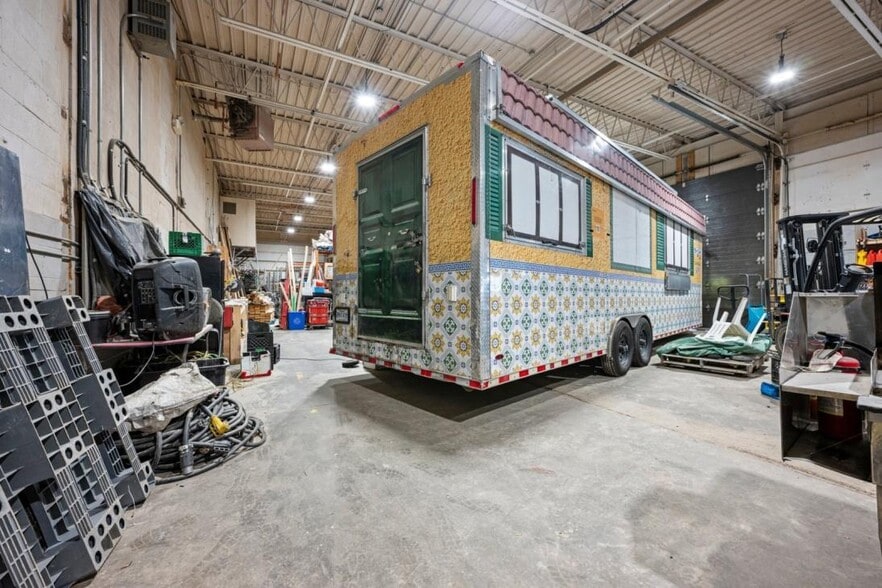 More Photos Of 805 Boul Industriel, Granby Warehouse For Lease