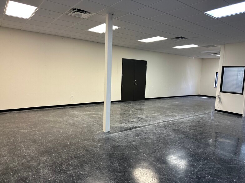 More Photos Of 733-737 Commerce Dr, Venice Unknown For Lease